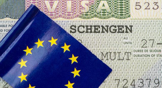 El objetivo basado en la necesidad de controlar que el trabajador de que se trate no representa una amenaza para el orden público también puede justificar una restricción a la libre prestación de servicios. Imagen de primer plano del visado Schengen con bandera de la UE