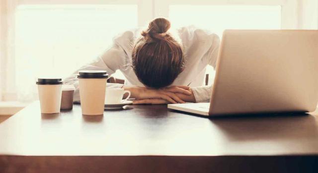 Trabajo mujeres. Imagen de una mujer apoyada en un escritorio