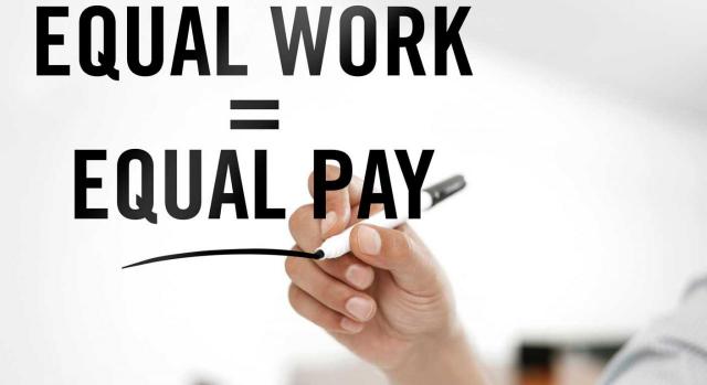 Transparencia salarial: ventajas e inconvenientes de conocer el salario de los compañeros de trabajo. Imagen de una pizarra con las frases Equal word = Equal pay