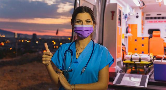 Transporte sanitario. Guardias de presencia física en régimen de 24 horas/día y descanso de 72 horas. Imagen de una médica con su mascarilla en una ambulancia