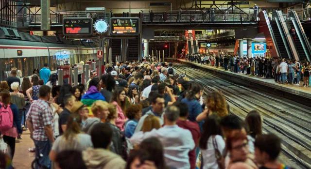 La Recomendación (UE) 2025/1021 aborda la pobreza de transporte. La UE impulsa la movilidad asequible y justa para garantizar el acceso al empleo y la inclusión laboral. Imagen de estación de tren llena de gente