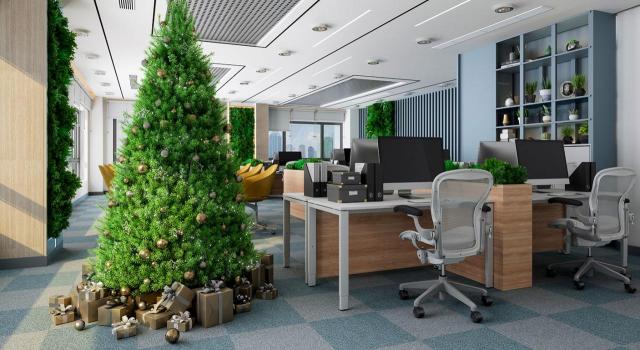 Qué hacer con las vacaciones que no se han disfrutado al finalizar el año. Imagen de una sala de trabajo con su árbol de navidad totalmente vacía