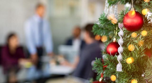 Los días de vacaciones y los días de asuntos propios no tienen naturaleza homogénea a efectos de compensación. Imagen de un árbol de navidad y con gente distorsionada al fondo