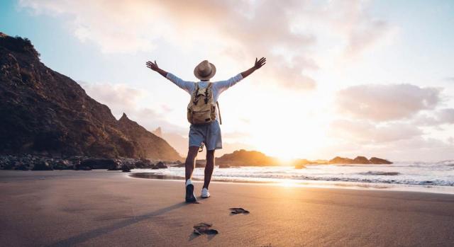 Deben primar aquellas situaciones como determinantes de la suspensión de la relación contractual. Imagen de un hombre de vacaciones en una playa