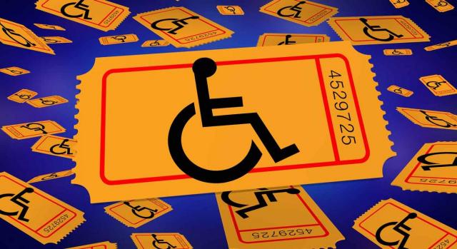 Vendedor de cupones de una lotería declarada ilegal. Imagen de silla para persona discapacitada