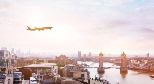 Comité de Empresa Europeo del grupo IAG. Tiene derecho a ser informado y consultado en el caso de cuestiones transnacionales, como las derivadas de la reestructuración de plantillas tras la COVID-19. Imagen de un avión sobrevolando Londres