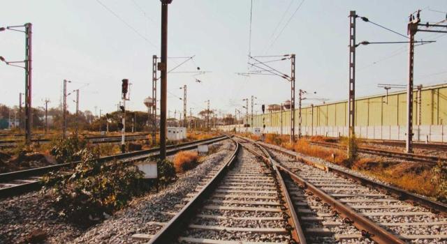 RDL 10/2026: Seguridad Social en accidentes ferroviarios y exenciones por DANA e incendios Seguridad Social reforzada para víctimas de accidentes ferroviarios y nuevas exenciones fiscales por emergencias. Imagen de unas vias de tren