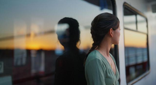 Violencia contra las mujeres: el Tribunal de Justicia precisa las condiciones para acogerse a la protección internacional. Imagen de una mujer mirando hacía otro lado sobre un cristal