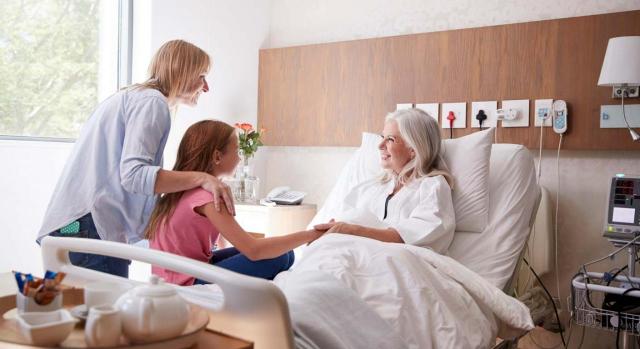 Internamiento implica sometimiento del enfermo al régimen de vida hospitalario. Imagen de visita familiar en el hospital