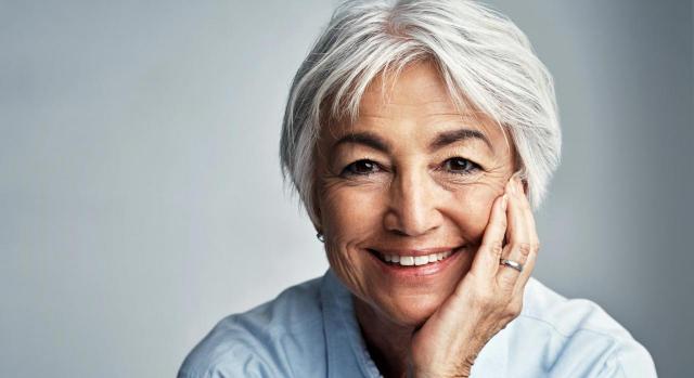 Debe interpretarse el art. 164 de la LGSS con perspectiva de género. Imagen de mujer de mediana edad sonriendo