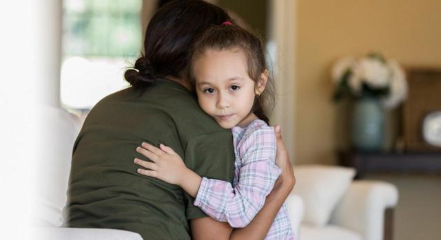 Aunque las denuncias acaecieran después de disuelto el matrimonio. Imagen de niña abrazada a la madre con cara triste