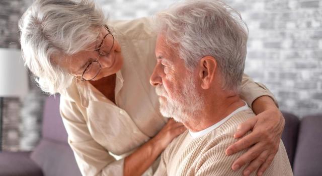 Pensión de viudedad en casos de separación judicial, donde posteriormente se ha reanudado la convivencia entre los cónyuges. Imagen de una pareja senior preocupandose el uno por el otro