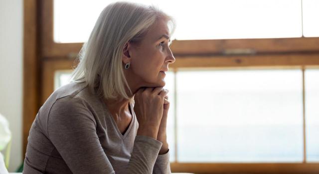 Hay que interpretar con perspectiva de género. Imagen de mujer de mediana edad pensativa