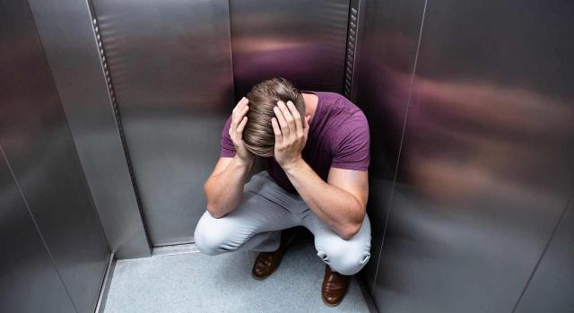 Pensión de viudedad. No se reconoce en los supuestos de violencia de género cuando ambos cónyuges son varones. Imagen de un hombre tirado en un ascensor