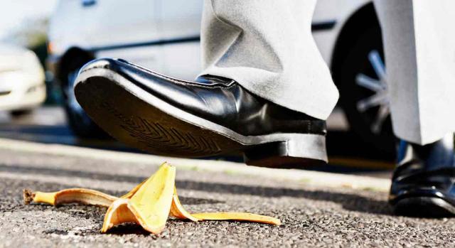 Accidente de trabajo; aparcamiento; interjornada. Una piel de plátano sobre el asfalto y el zapato negro de un hombre que la va a pisar